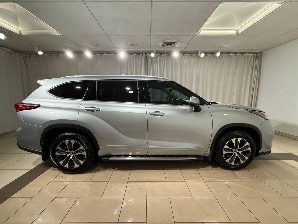 used 2022 Toyota Highlander car, priced at $32,304