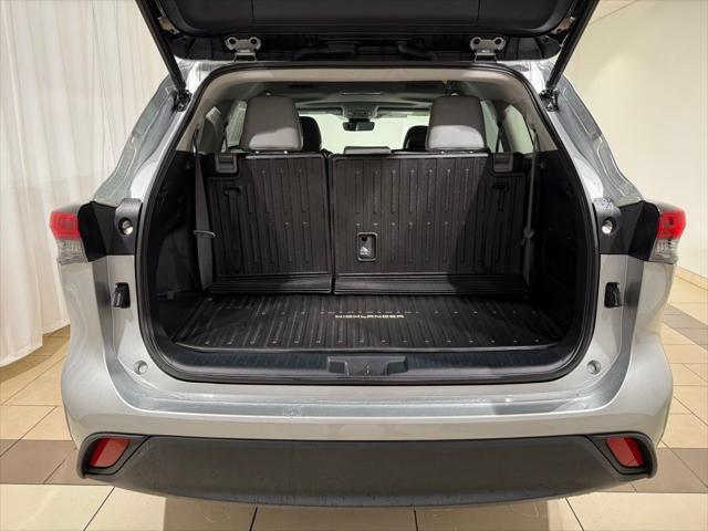 used 2022 Toyota Highlander car, priced at $38,994