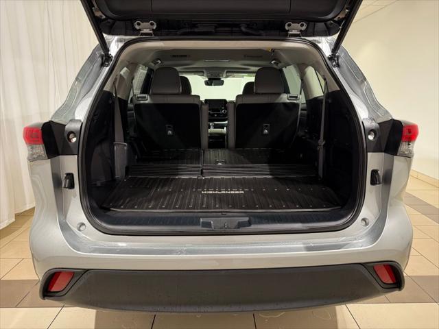 used 2022 Toyota Highlander car, priced at $38,994