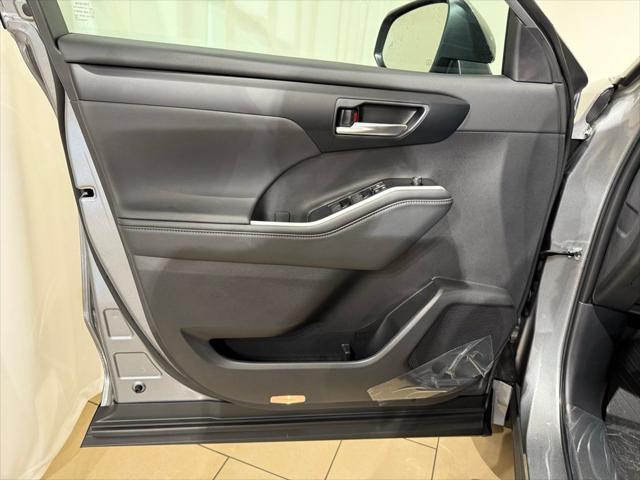 new 2025 Toyota Highlander car, priced at $46,918