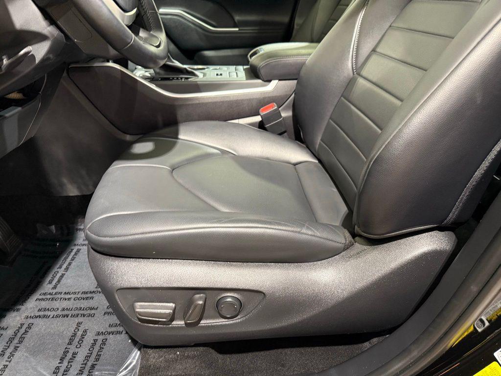 used 2022 Toyota Highlander car, priced at $43,592