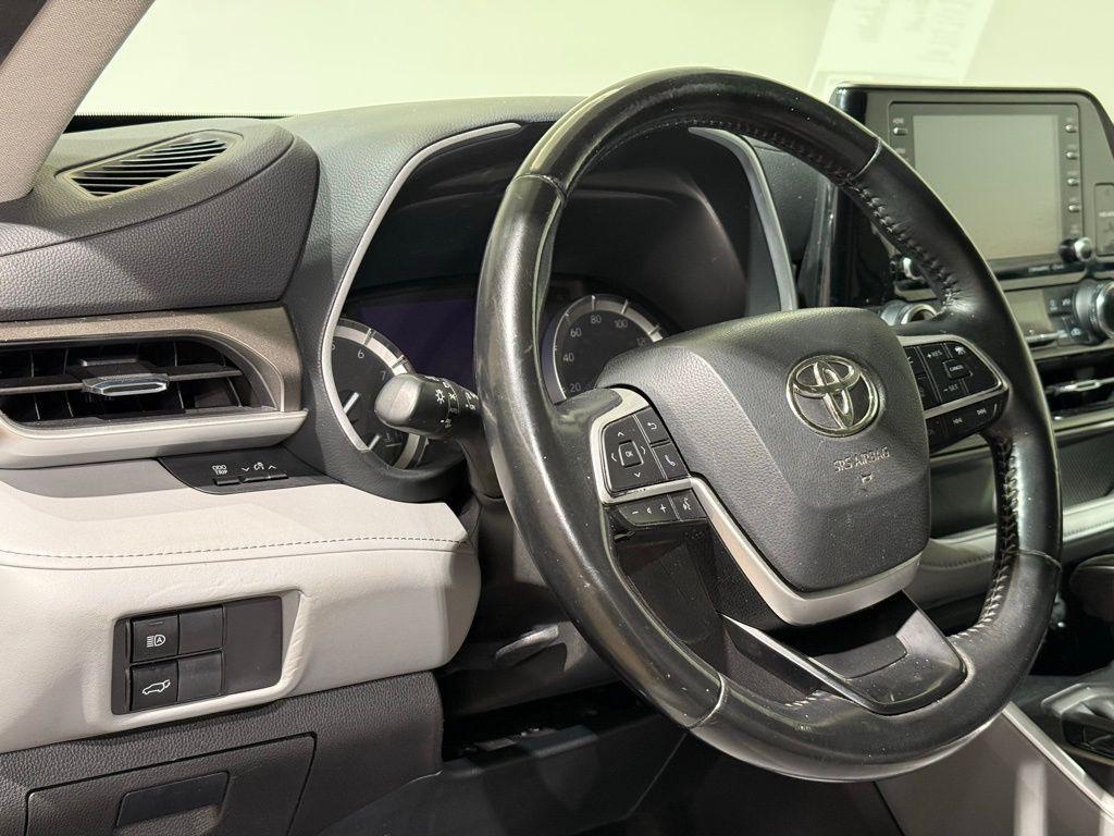used 2022 Toyota Highlander car, priced at $38,732
