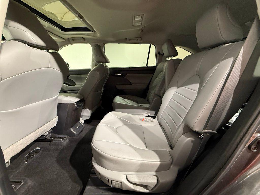 used 2022 Toyota Highlander car, priced at $38,732