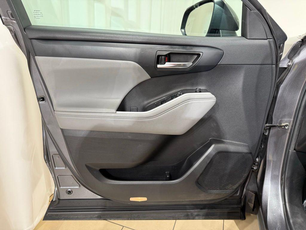 used 2022 Toyota Highlander car, priced at $38,732