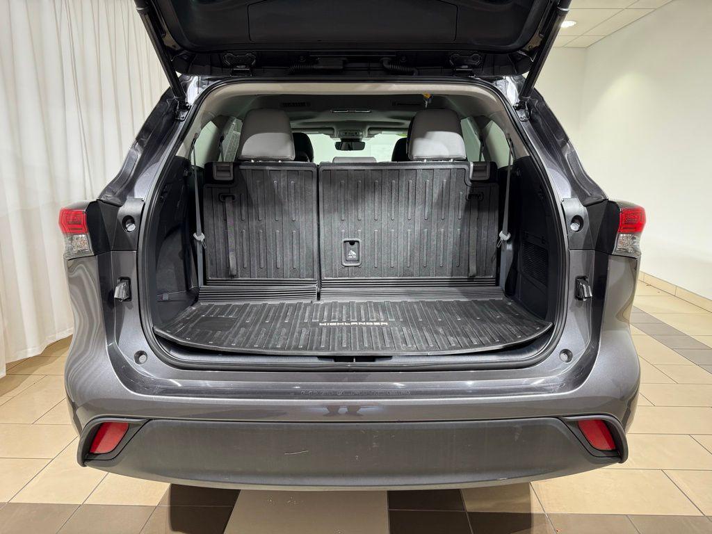 used 2022 Toyota Highlander car, priced at $38,732