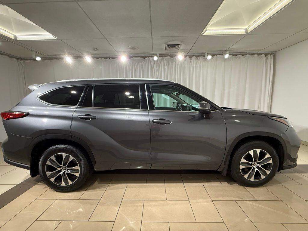 used 2022 Toyota Highlander car, priced at $38,732