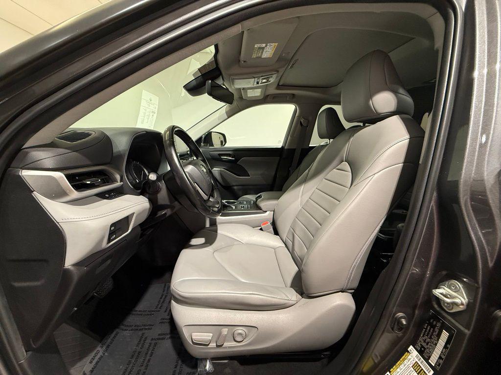 used 2022 Toyota Highlander car, priced at $38,732