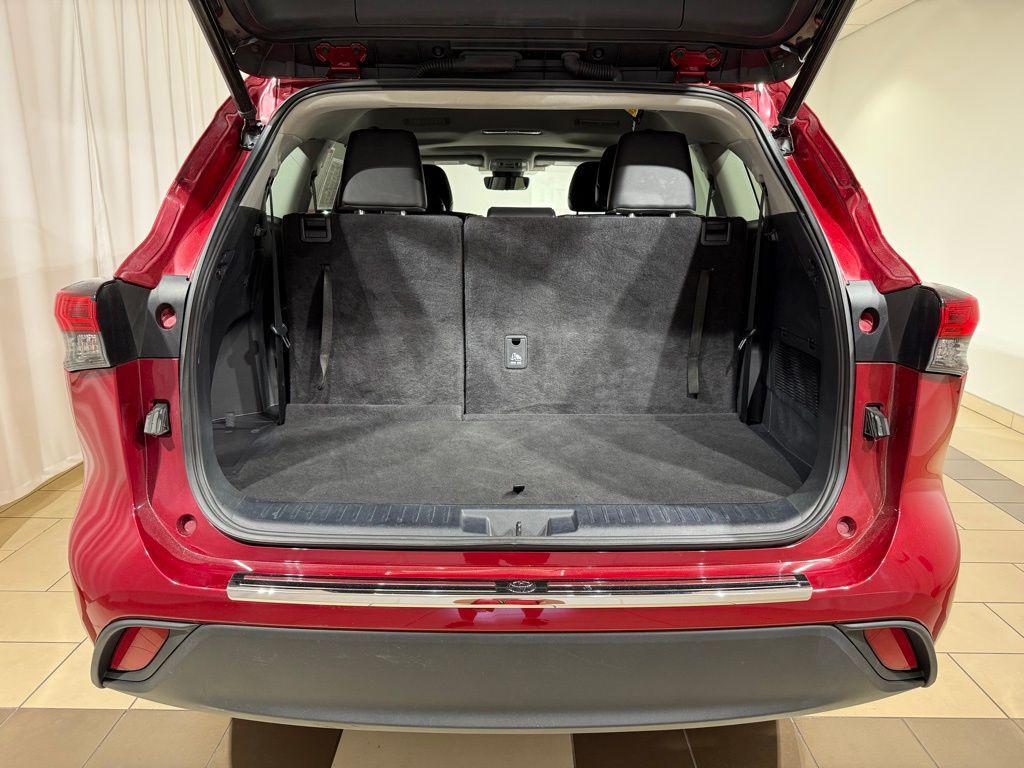used 2023 Toyota Highlander car, priced at $37,713