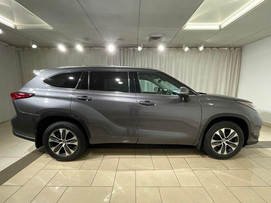 used 2021 Toyota Highlander car, priced at $38,932