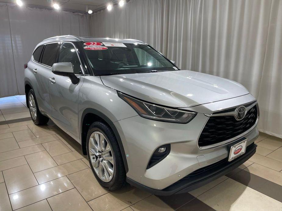 used 2022 Toyota Highlander car, priced at $39,994