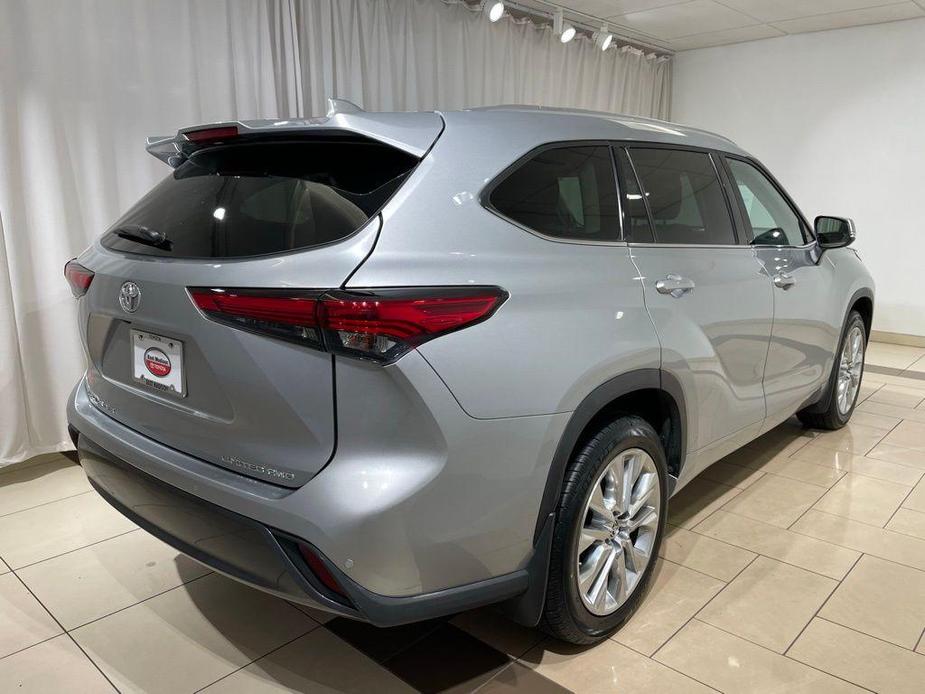 used 2022 Toyota Highlander car, priced at $39,994