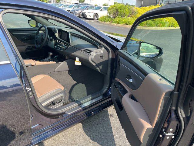 new 2025 Lexus ES 300h car, priced at $49,165