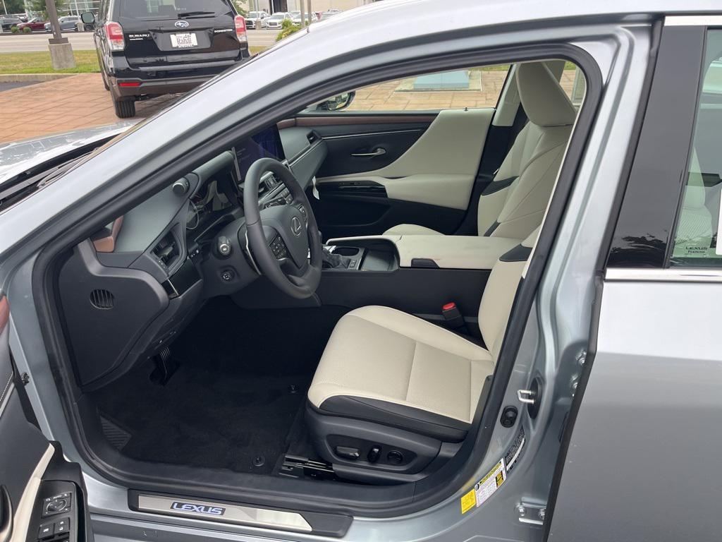 new 2025 Lexus ES 300h car, priced at $51,899