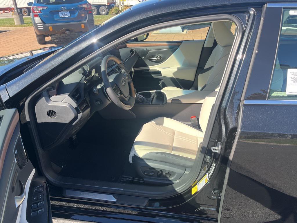 new 2025 Lexus ES 350 car, priced at $53,539