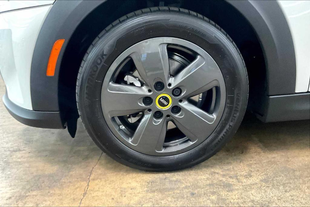used 2024 MINI SE Hardtop car, priced at $23,494