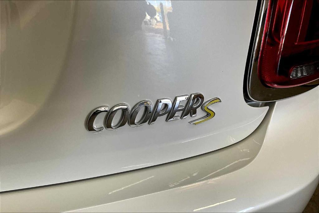 used 2024 MINI SE Hardtop car, priced at $23,494