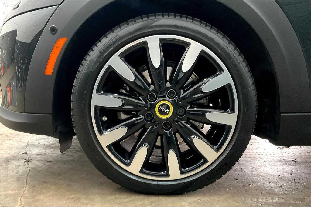 used 2024 MINI SE Hardtop car, priced at $26,996