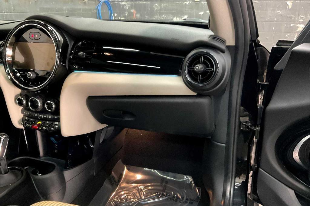 used 2024 MINI SE Hardtop car, priced at $26,996