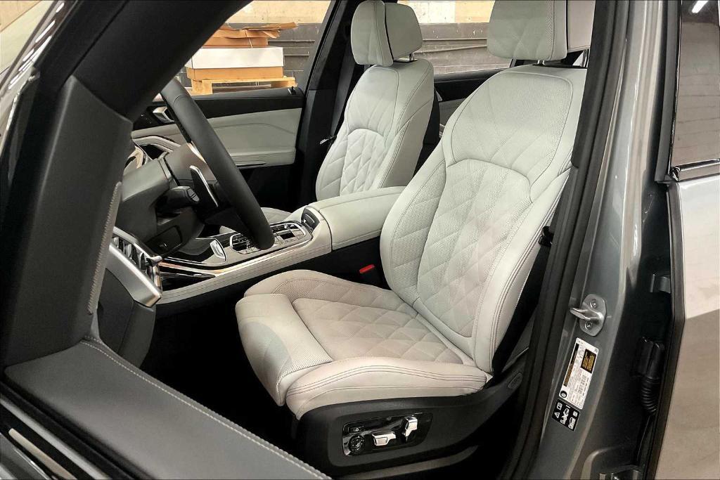 new 2026 BMW X7 car, priced at $100,090