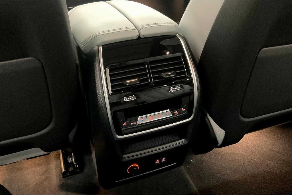 new 2026 BMW X7 car, priced at $100,090