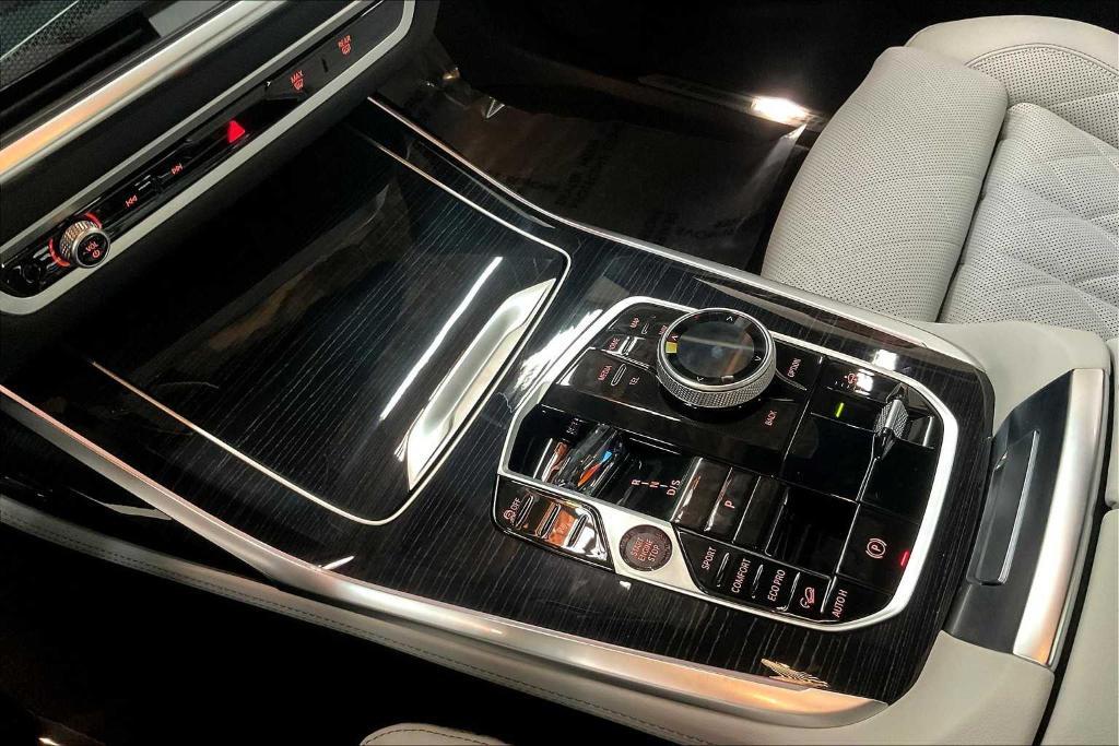 new 2026 BMW X7 car, priced at $100,090