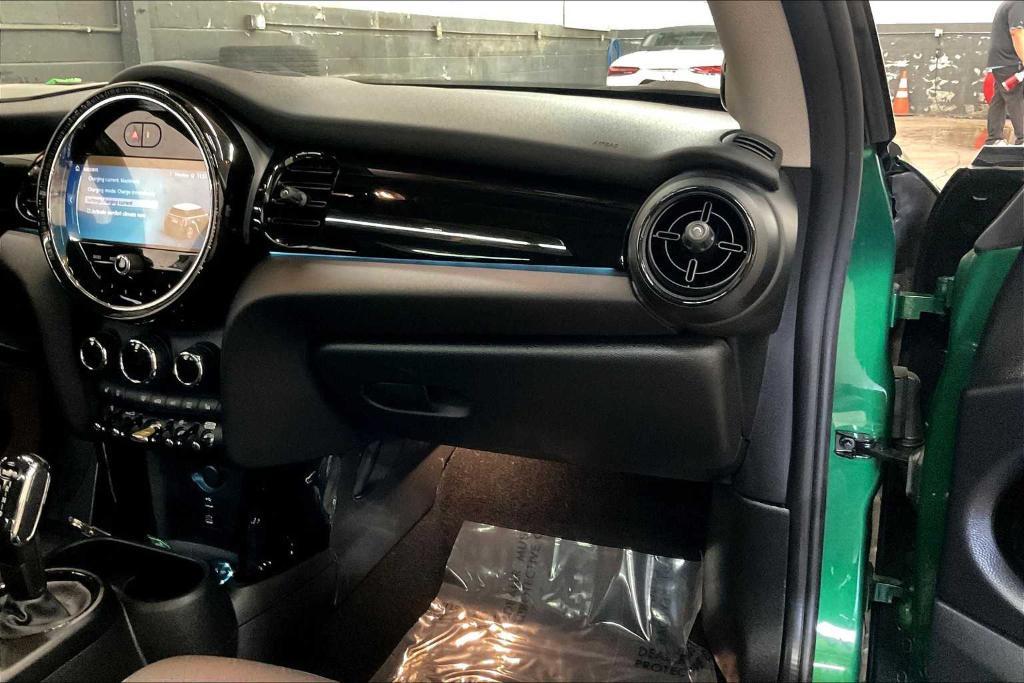 used 2024 MINI SE Hardtop car, priced at $26,996