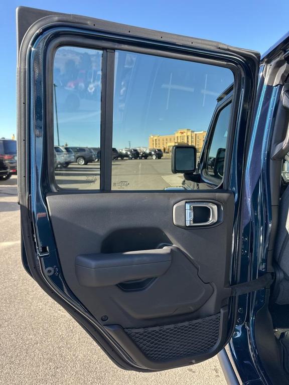 new 2025 Jeep Gladiator car, priced at $39,687