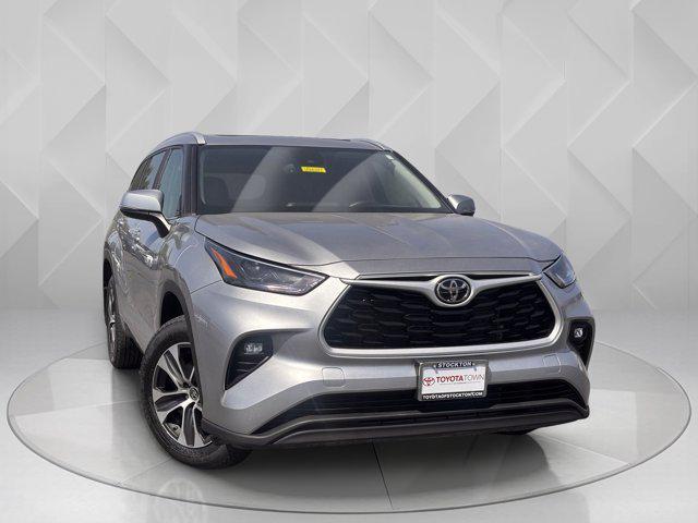 used 2023 Toyota Highlander car, priced at $44,888