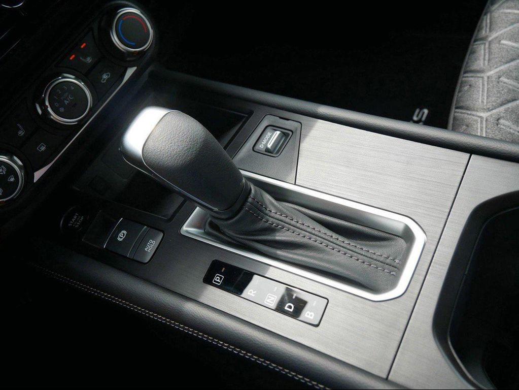 new 2025 Nissan Kicks car, priced at $23,976