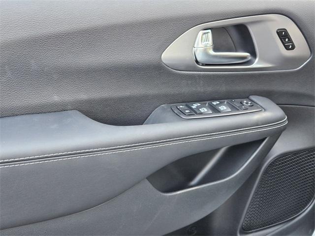 new 2025 Chrysler Pacifica car, priced at $42,691