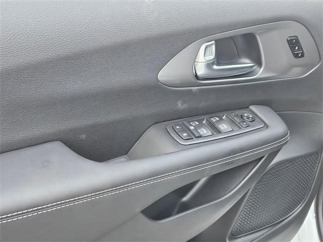 new 2025 Chrysler Pacifica car, priced at $41,596