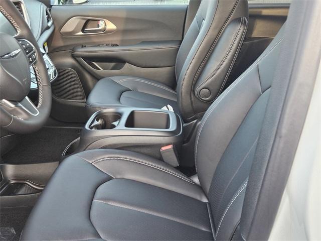 new 2025 Chrysler Pacifica car, priced at $41,596