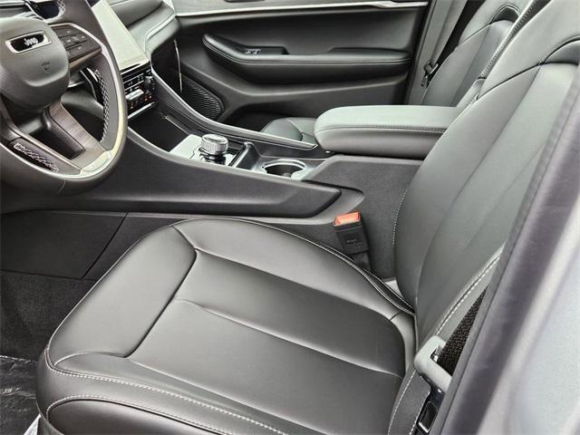 new 2025 Jeep Grand Cherokee car, priced at $40,956