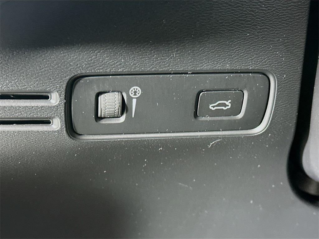 used 2021 Volvo XC40 car, priced at $21,490