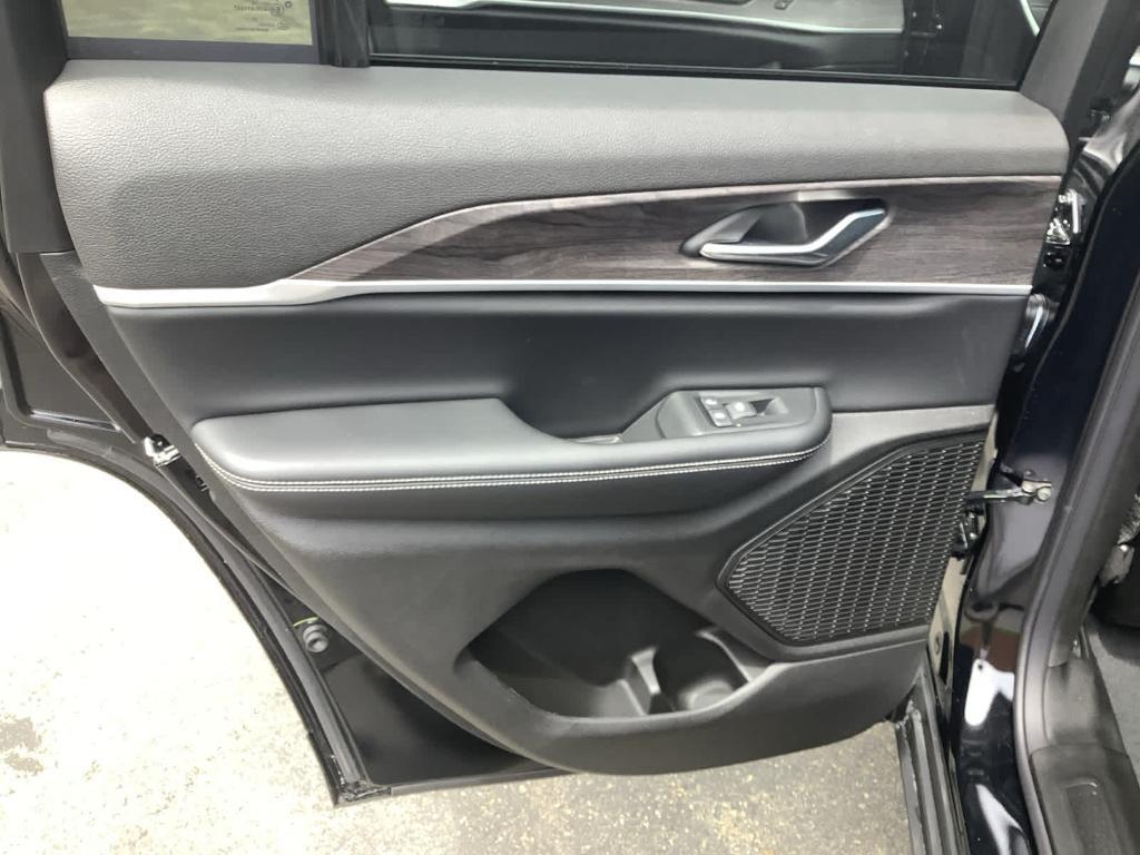 new 2025 Jeep Grand Cherokee car, priced at $50,010
