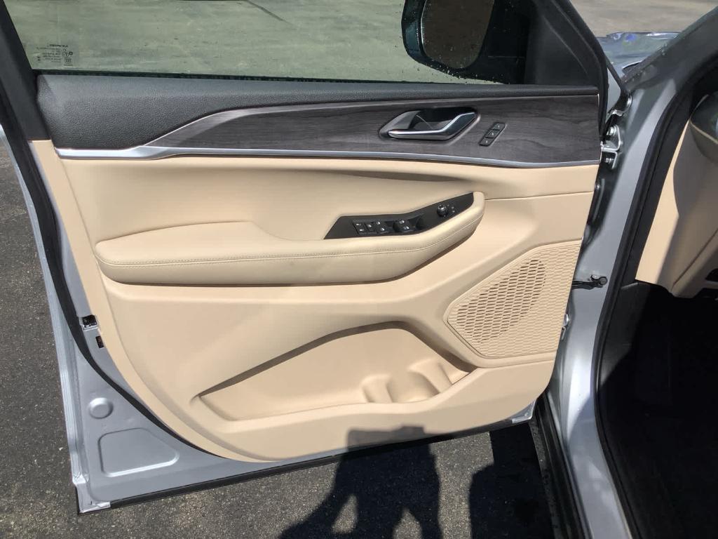 new 2025 Jeep Grand Cherokee car, priced at $47,495