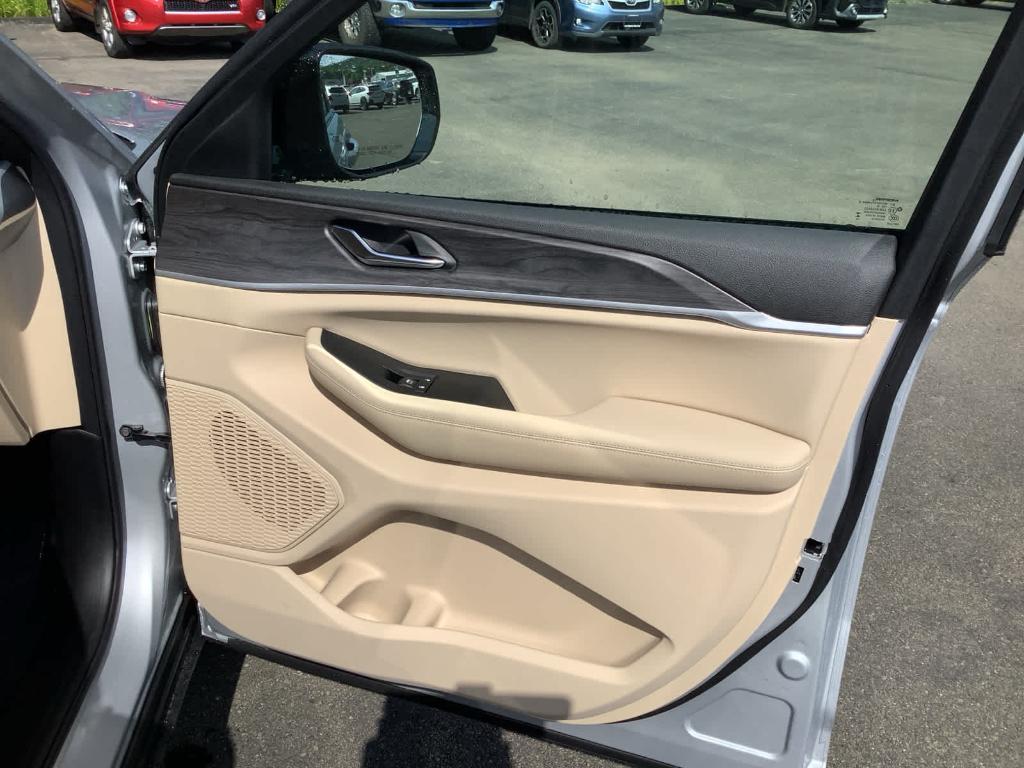 new 2025 Jeep Grand Cherokee car, priced at $47,495