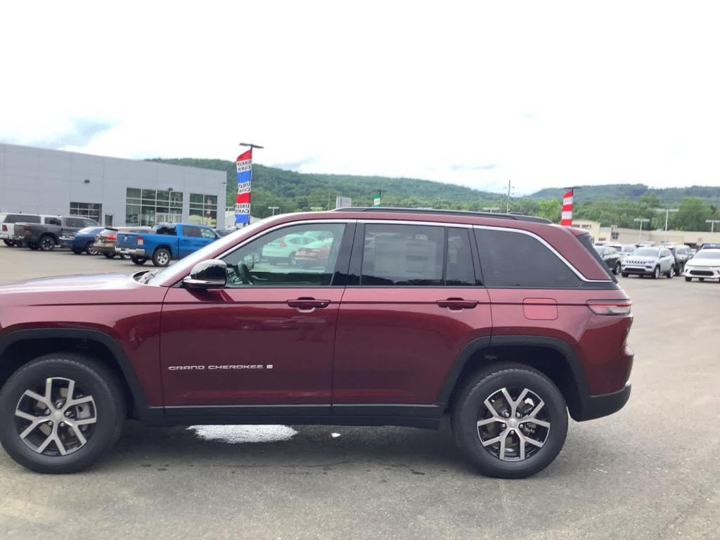 new 2025 Jeep Grand Cherokee car, priced at $47,495