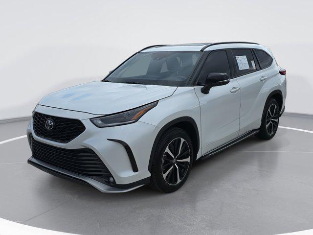 used 2022 Toyota Highlander car, priced at $37,126