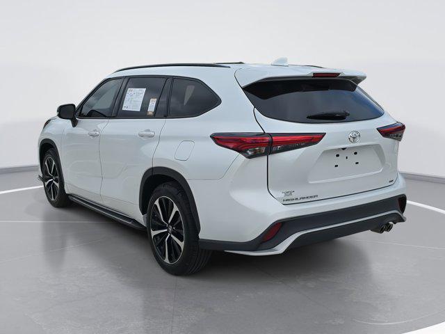 used 2022 Toyota Highlander car, priced at $37,126