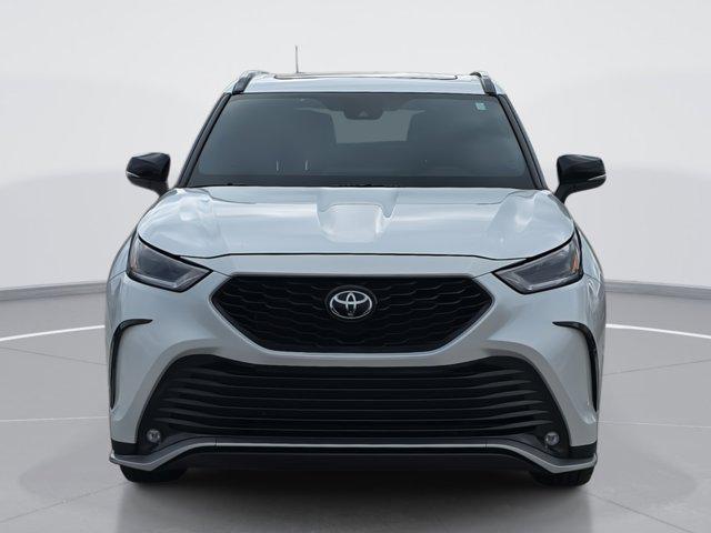 used 2022 Toyota Highlander car, priced at $37,126