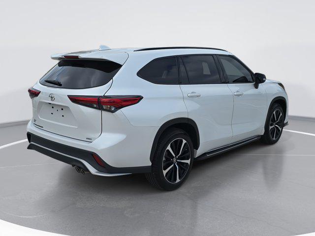 used 2022 Toyota Highlander car, priced at $37,126