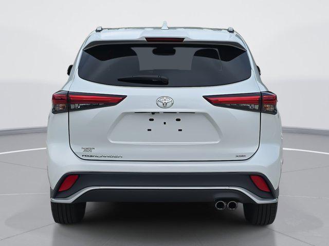 used 2022 Toyota Highlander car, priced at $37,126