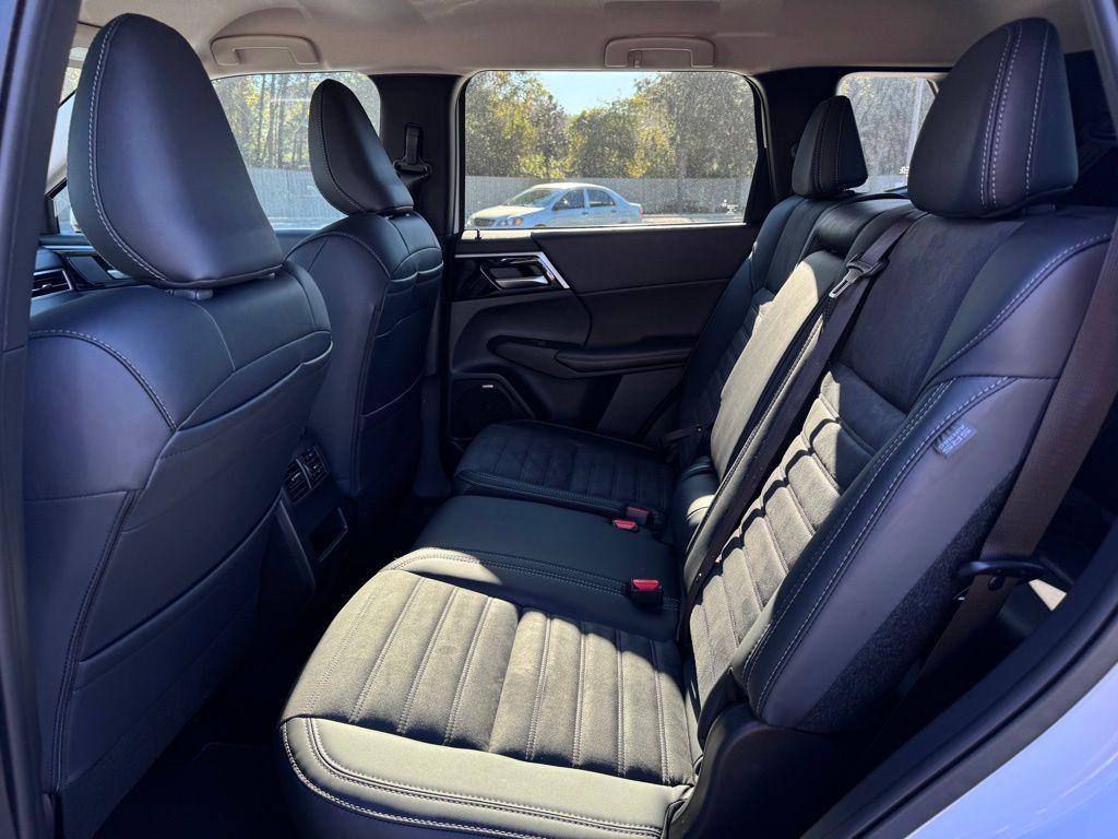 new 2025 Mitsubishi Outlander car