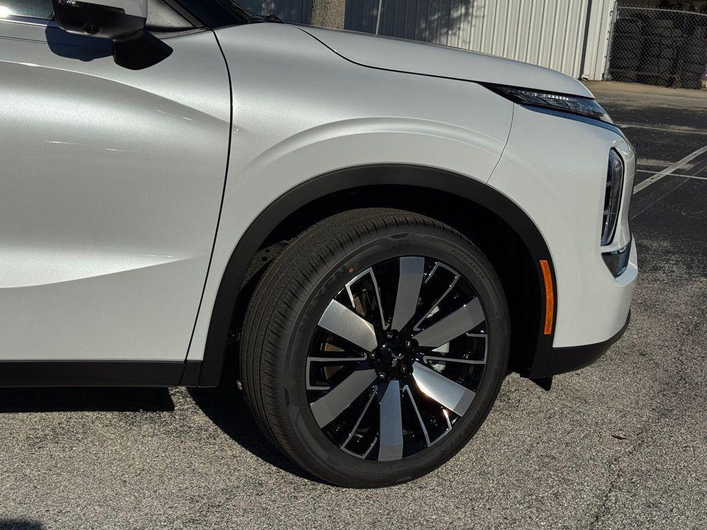 new 2025 Mitsubishi Outlander car