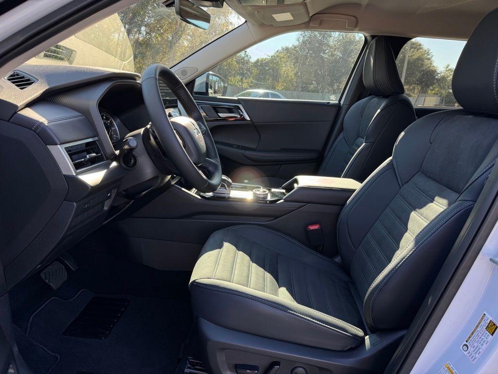 new 2025 Mitsubishi Outlander car