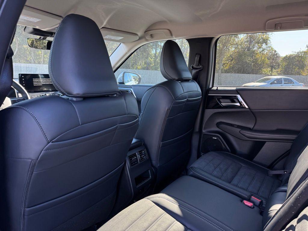 new 2025 Mitsubishi Outlander car