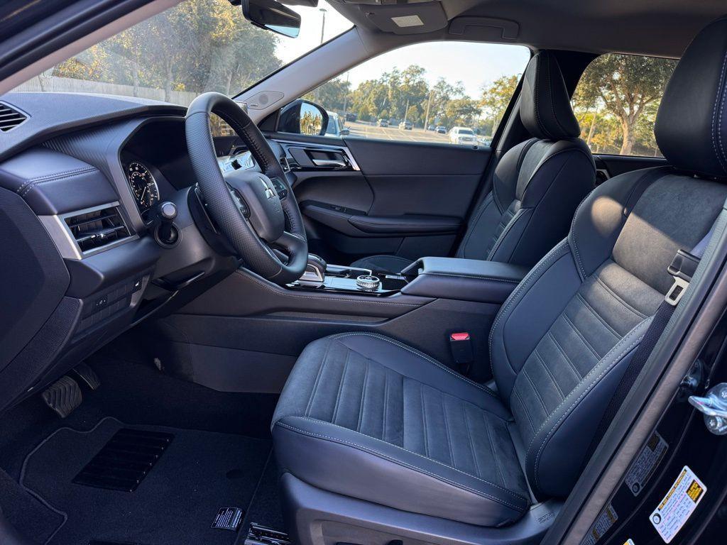 new 2025 Mitsubishi Outlander car