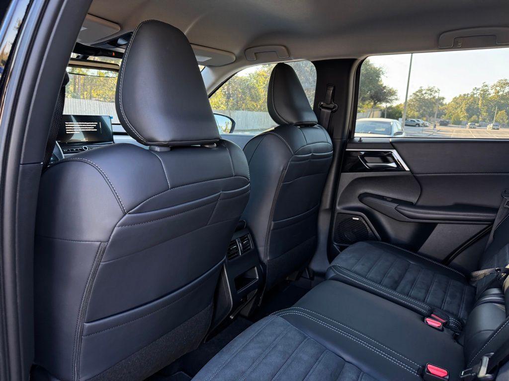 new 2025 Mitsubishi Outlander car