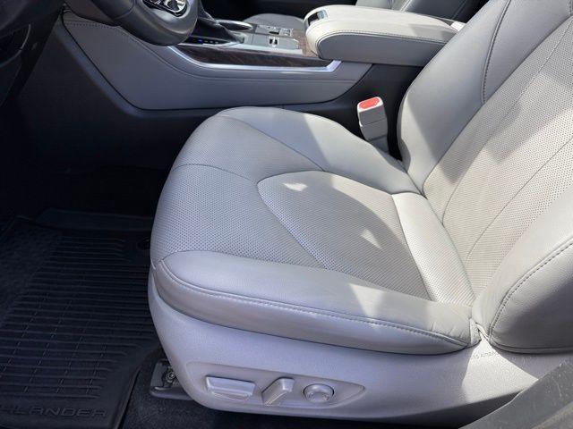 used 2023 Toyota Highlander car, priced at $39,900